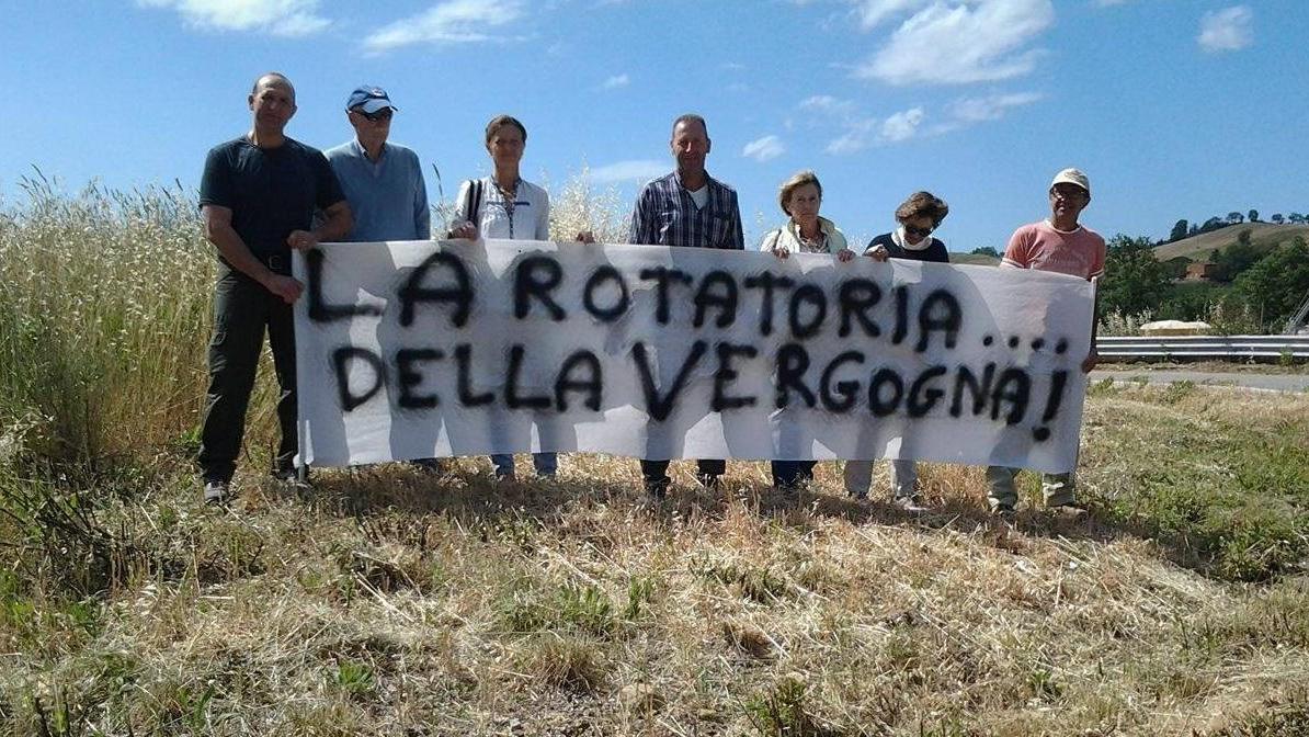 I manifestanti dentro alla rotatoria "della vergogna"