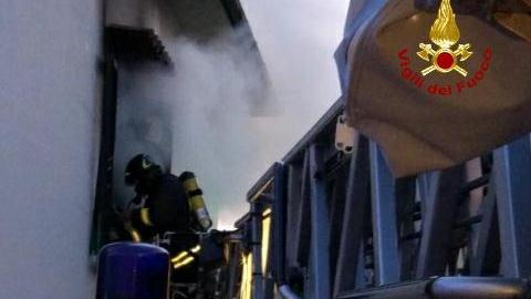 L'intervento dei vigili del fuoco in via Etrusca alla Querce