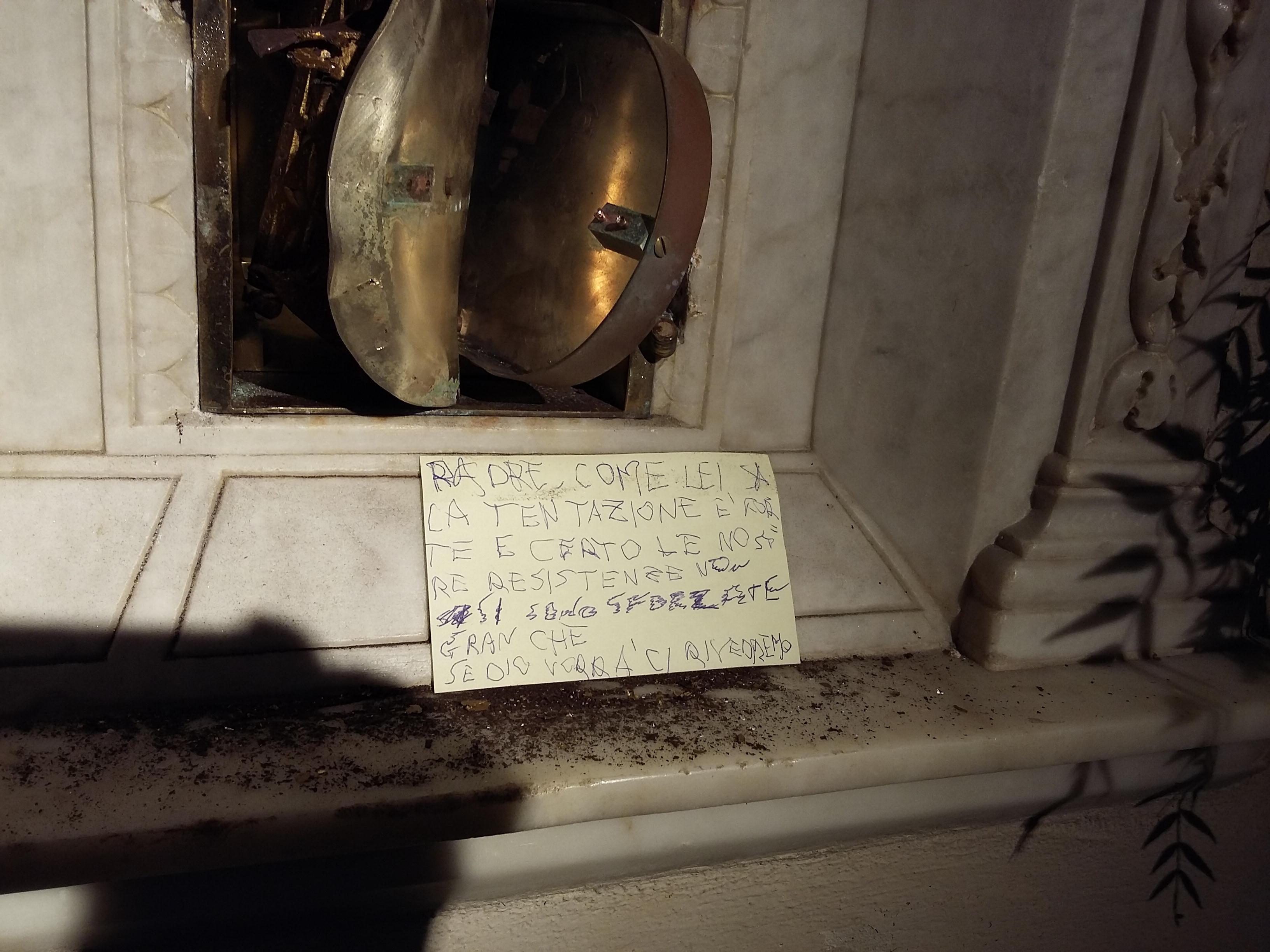 Il biglietto lasciato dai ladri sotto il tabernacolo