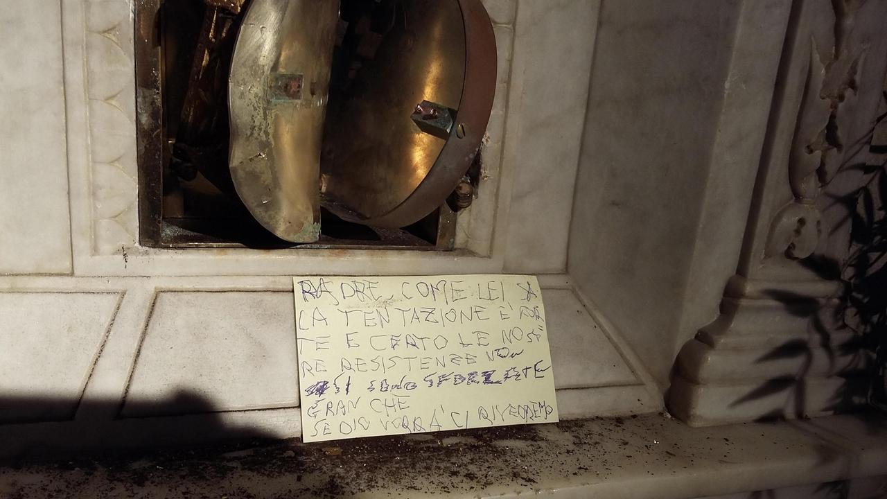 Il biglietto lasciato dai ladri sotto il tabernacolo