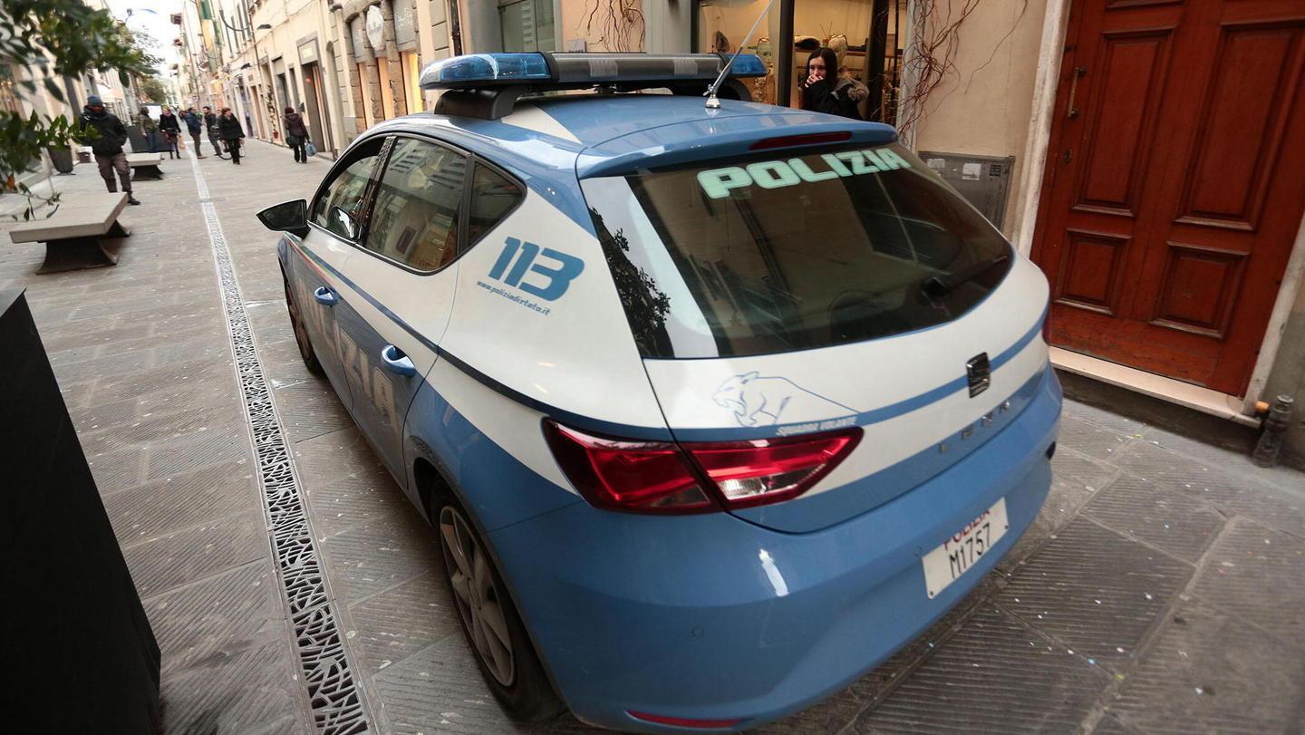 Falsa prostituta adesca l’anziano «Toccami...» poi gli sfila l’orologio 