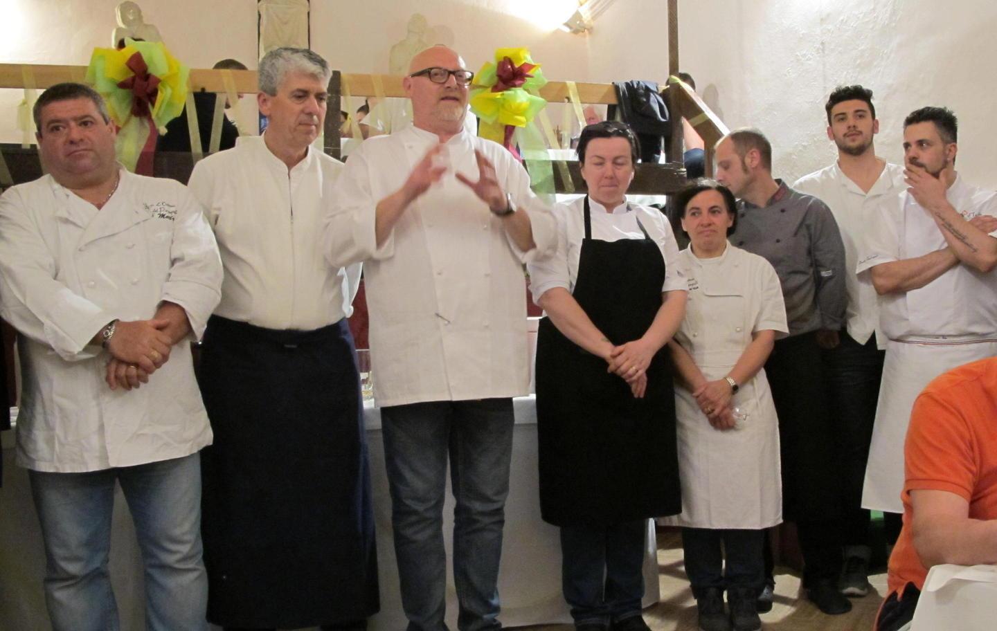 Cinque importanti chef  ai fornelli insieme ai detenuti