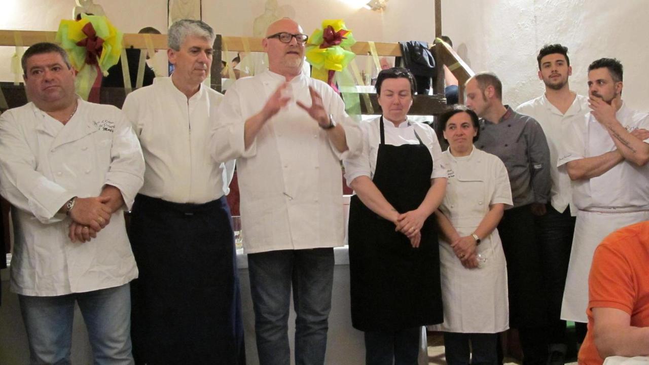 Cinque importanti chef ai fornelli insieme ai detenuti