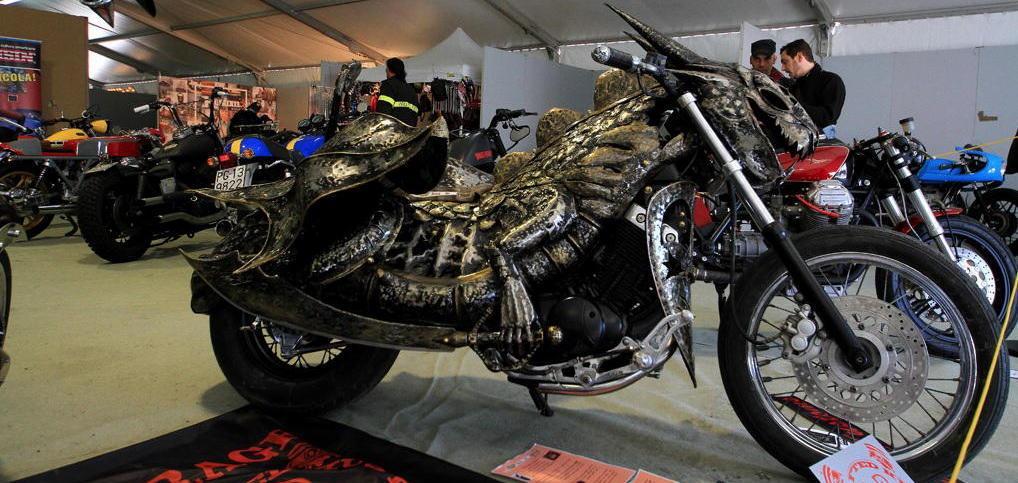 Una moto-drago nata in un garage 