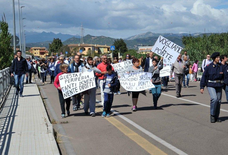 La marcia dei 700: «Vogliamo il ponte» 