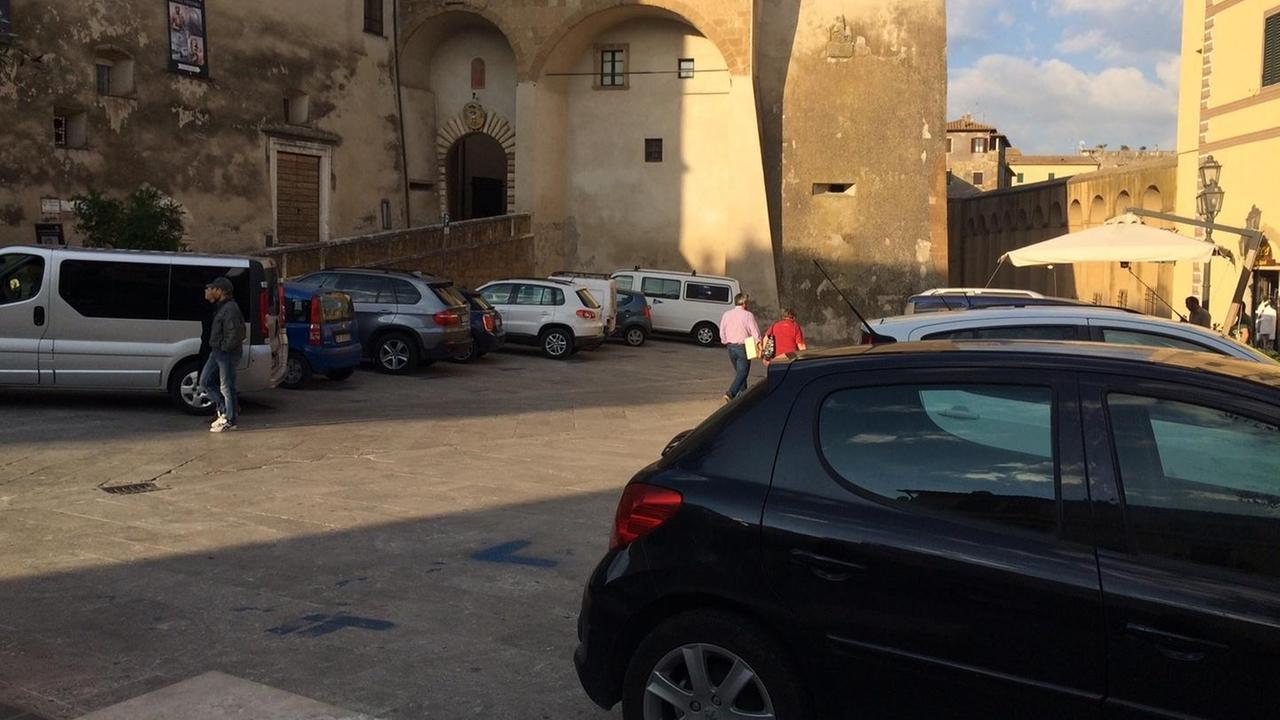 Pochi parcheggi e bagni pubblici ko nella città del tufo