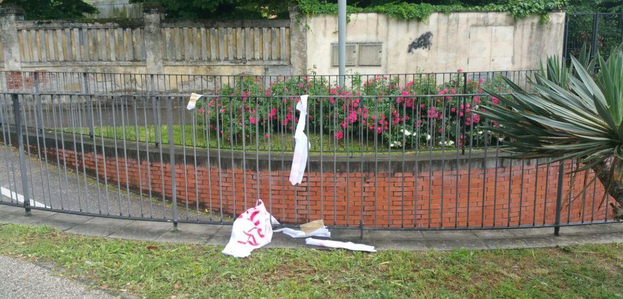 Spariti gli striscioni dalle strade Nessun mistero: colpa del vento