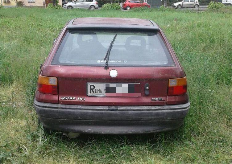 Auto e motorini abbandonati da anni tra i campi 