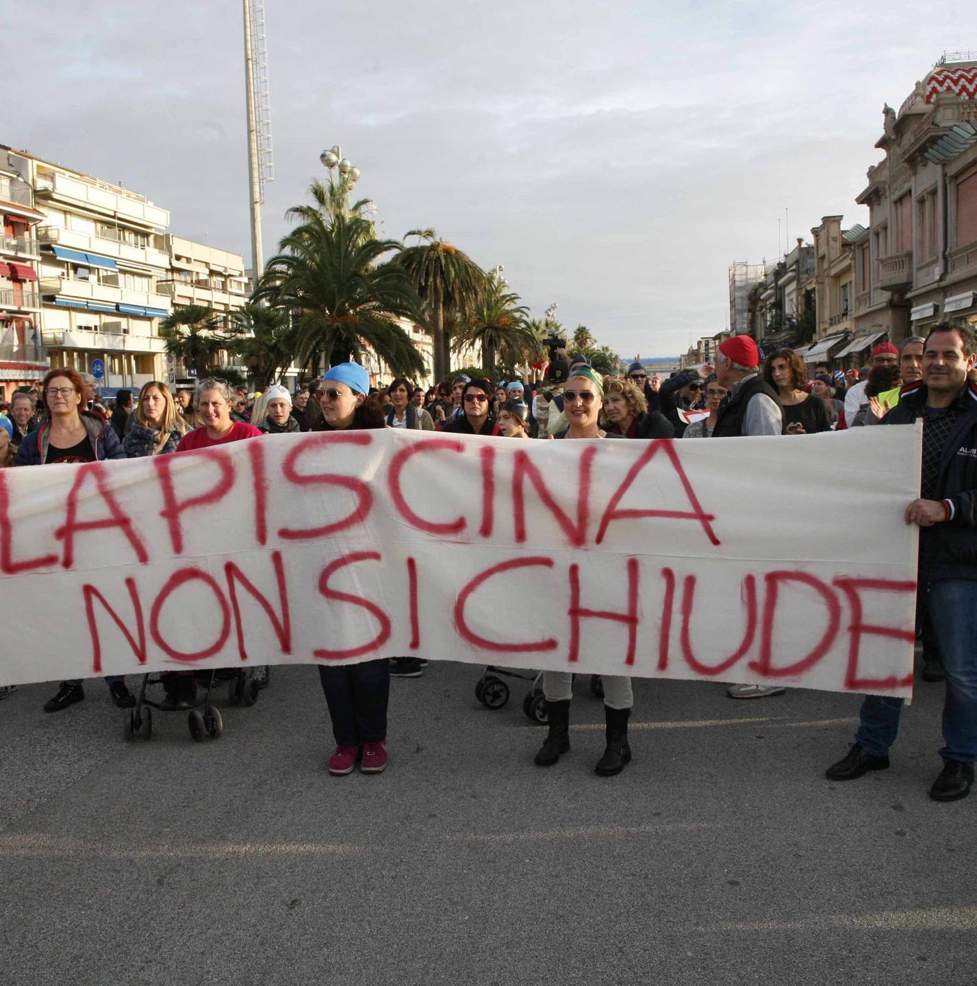 E a settembre la piscina  rischia (di nuovo) la chiusura 