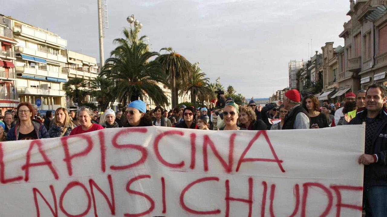 E a settembre la piscina rischia (di nuovo) la chiusura