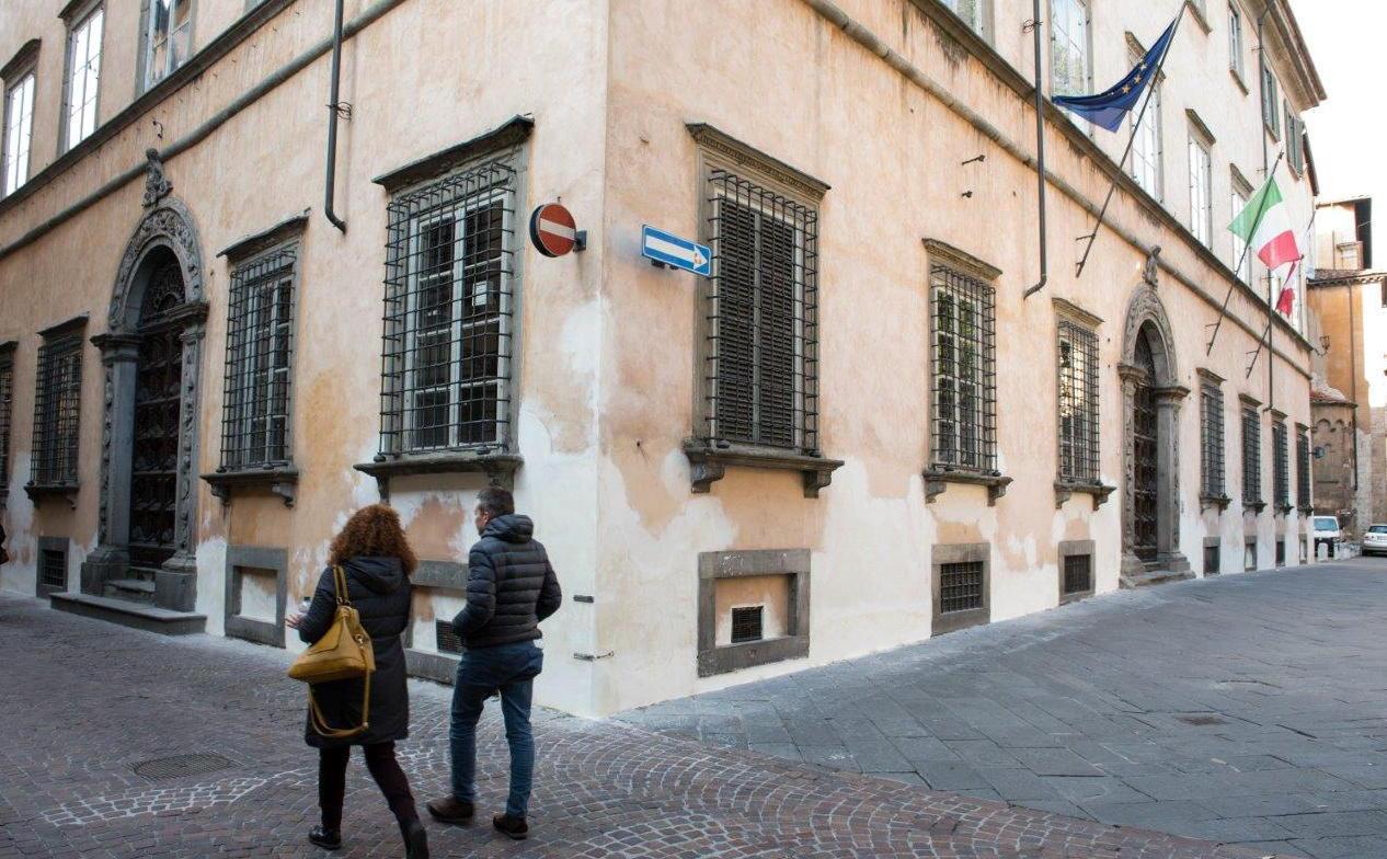 Certificati e assenze, comunale nei guai 