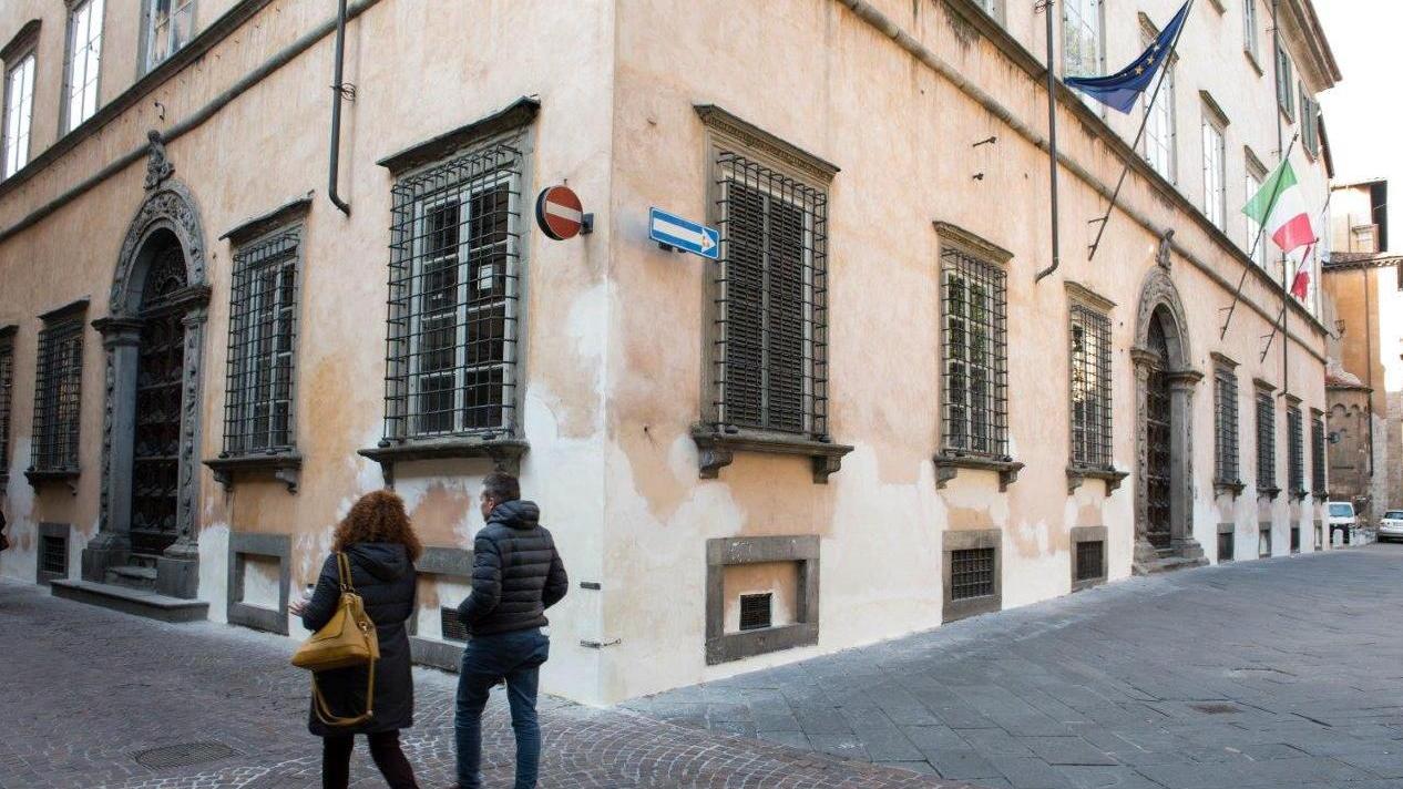 Certificati e assenze, comunale nei guai