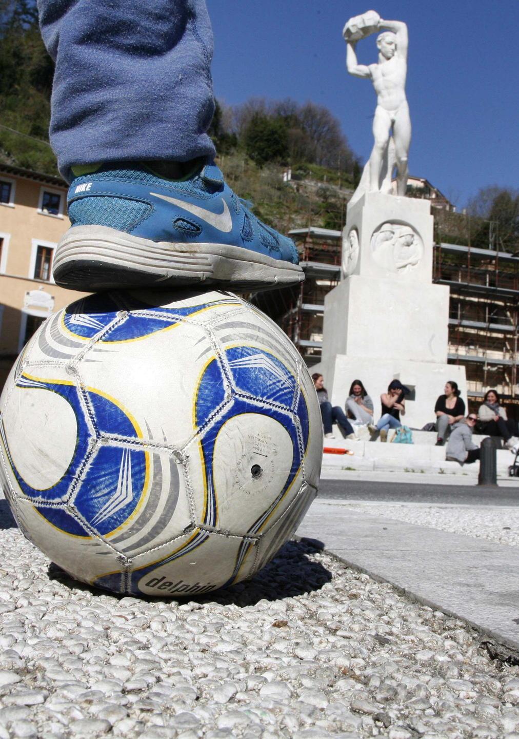 Ragazzino al sindaco «Con lo stop al pallone costretto a stare al bar» 