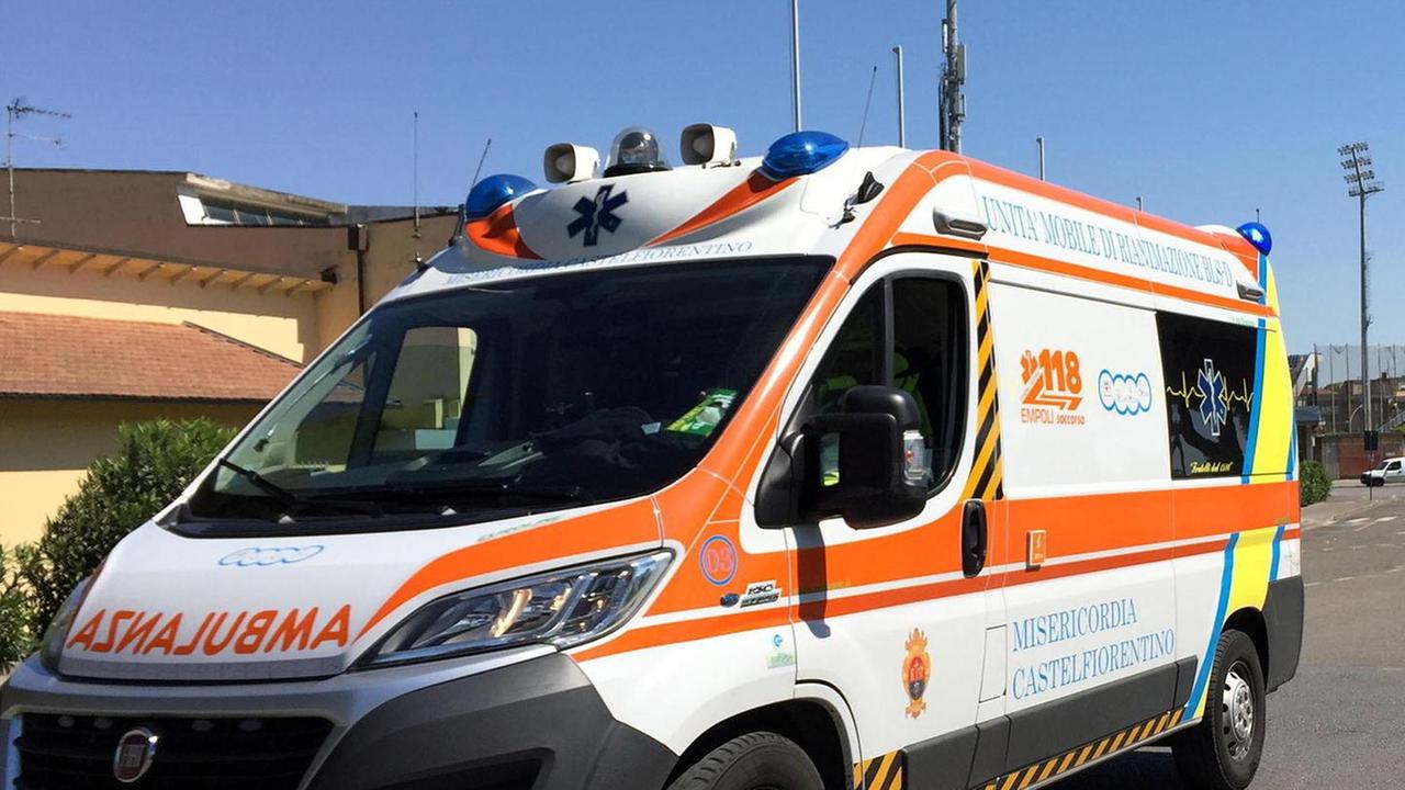Vettura sbanda e si ribalta: illesi