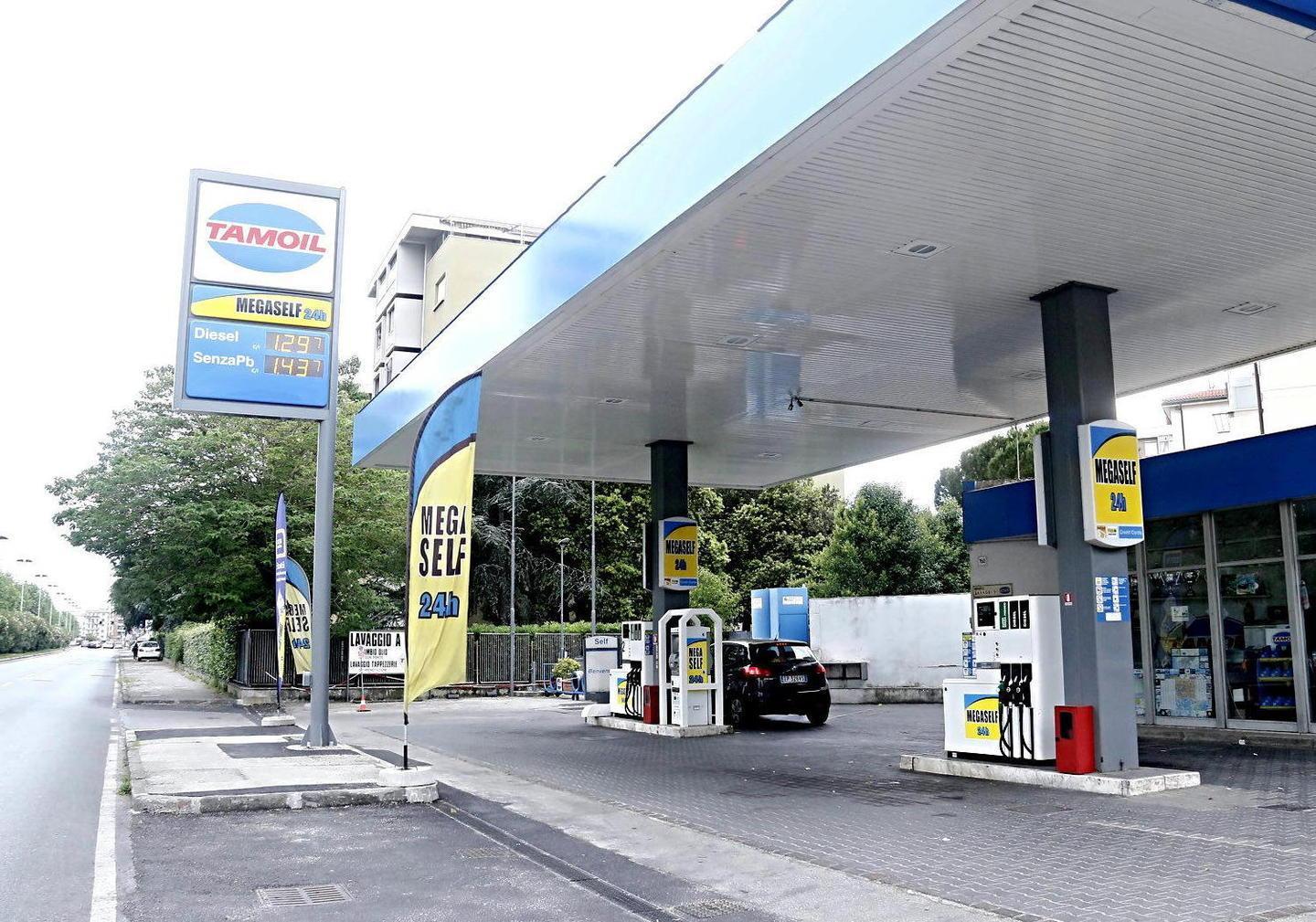 Svaligiato nella notte il distributore Tamoil sull'Aurelia 