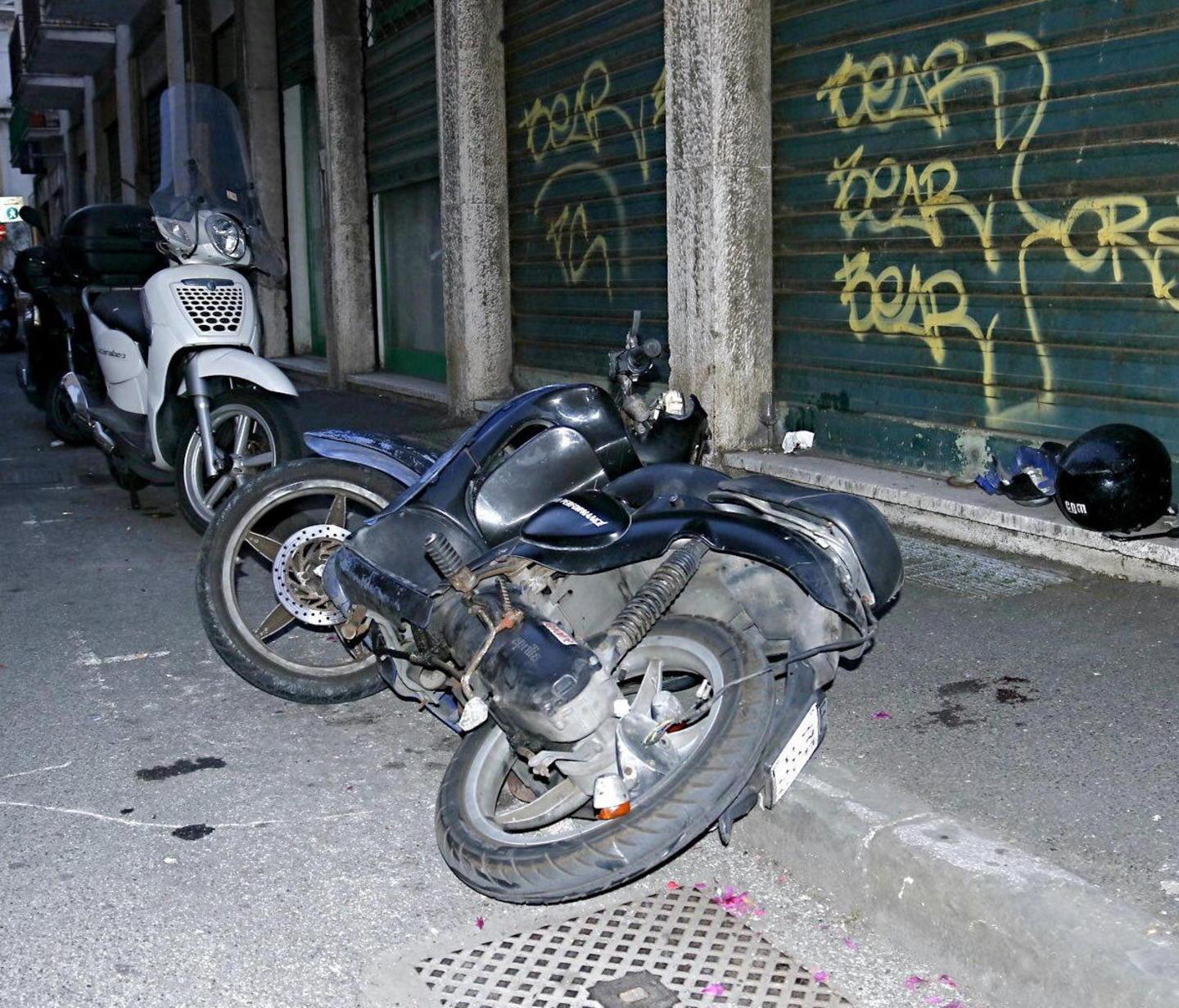 Schianto in scooter, gravi due ragazzi  