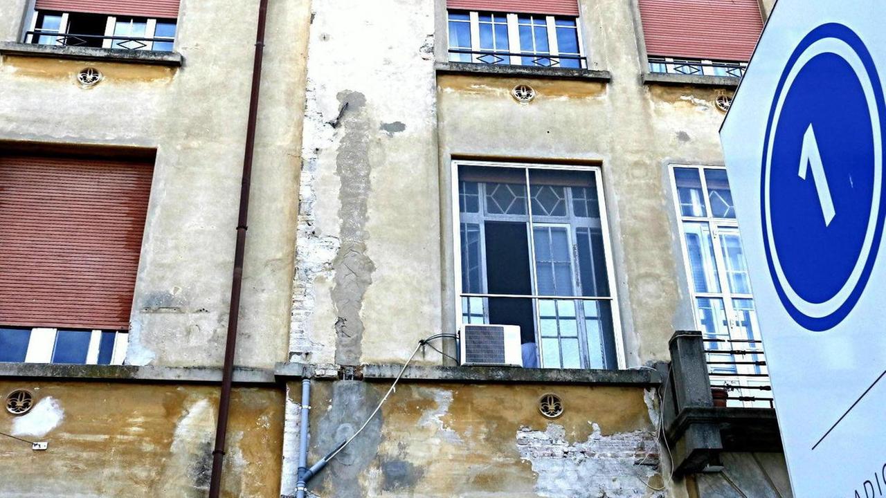Facciate nuove al 1º padiglione «Ma all’interno è un disastro»