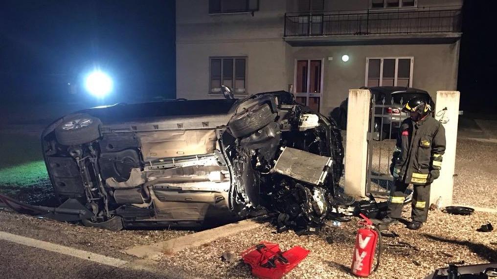 Sbanda, va fuori strada e l’auto si ribalta