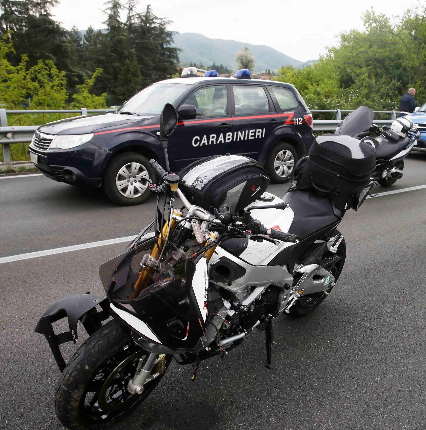 Frontale auto-moto, muore un 55enne 