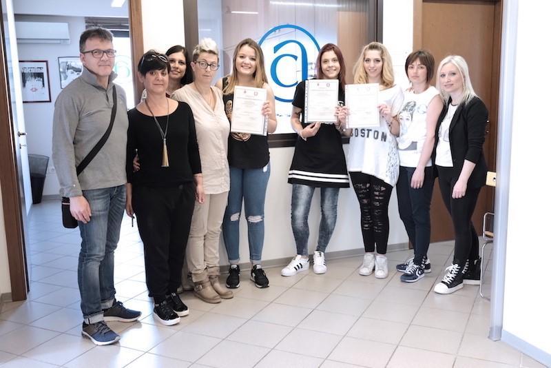 Alcuni degli studenti che hanno ricevuto gli attestati e i loro istruttori nella sede della Confartigianato Pistoia