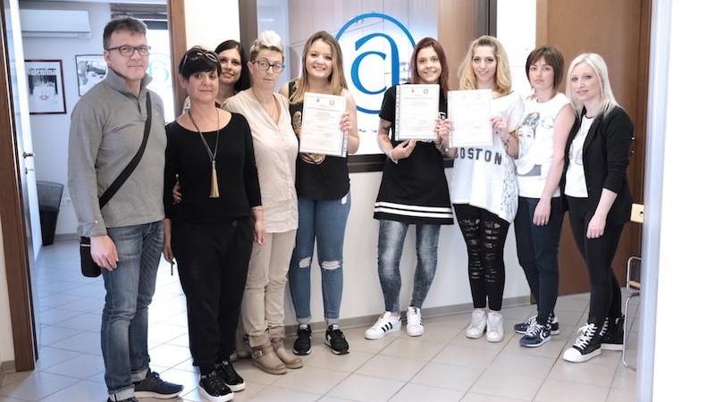 Alcuni degli studenti che hanno ricevuto gli attestati e i loro istruttori nella sede della Confartigianato Pistoia