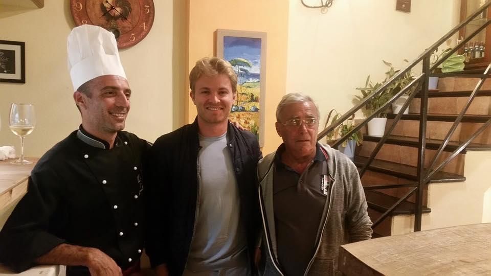 Nico Rosberg con i titolari del Gallo Nero (foto dalla pagina Fb del ristorante)