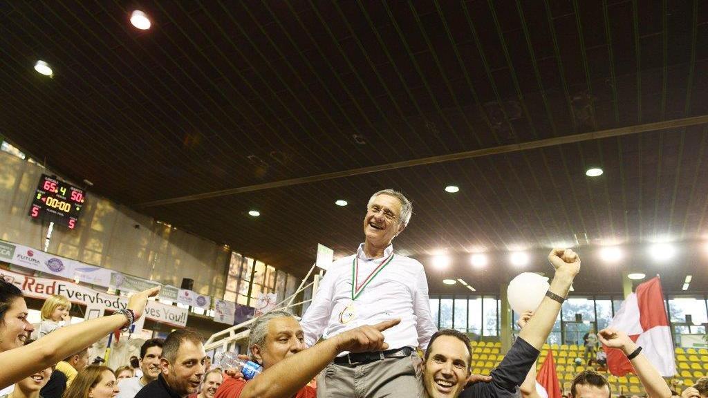 Coach Diamanti portato in trionfo dai tifosi dopo la conquista dello scudetto