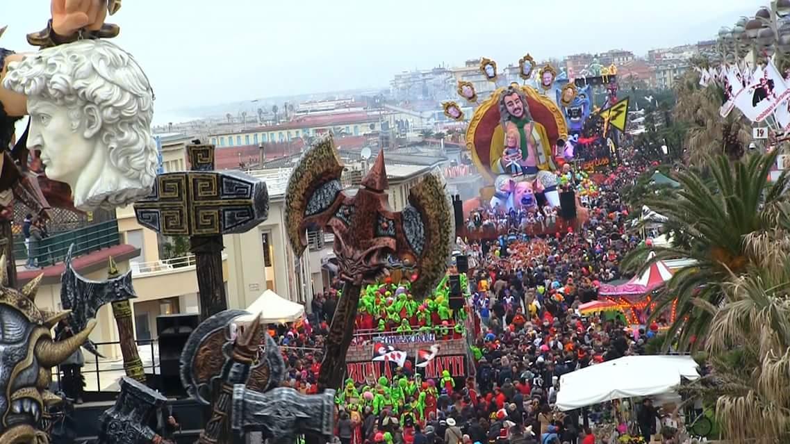 Uno scatto dall'alto del Carnevale di Viareggio (foto d'archivio)