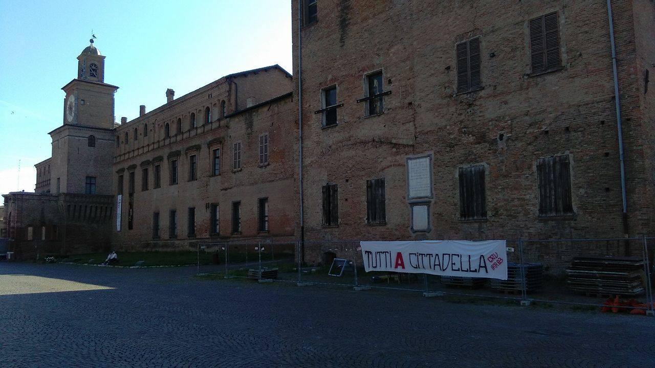 Carpi, uno striscione per i biancorossi sul Torrione degli Spagnoli 