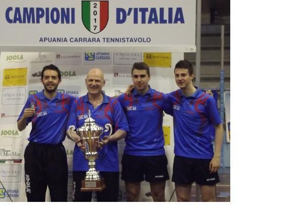 La squadra dell'Apuania di tennistavolo campione d'Italia