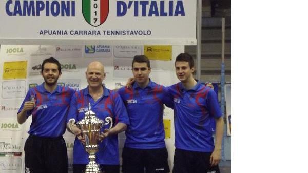 La squadra dell'Apuania di tennistavolo campione d'Italia