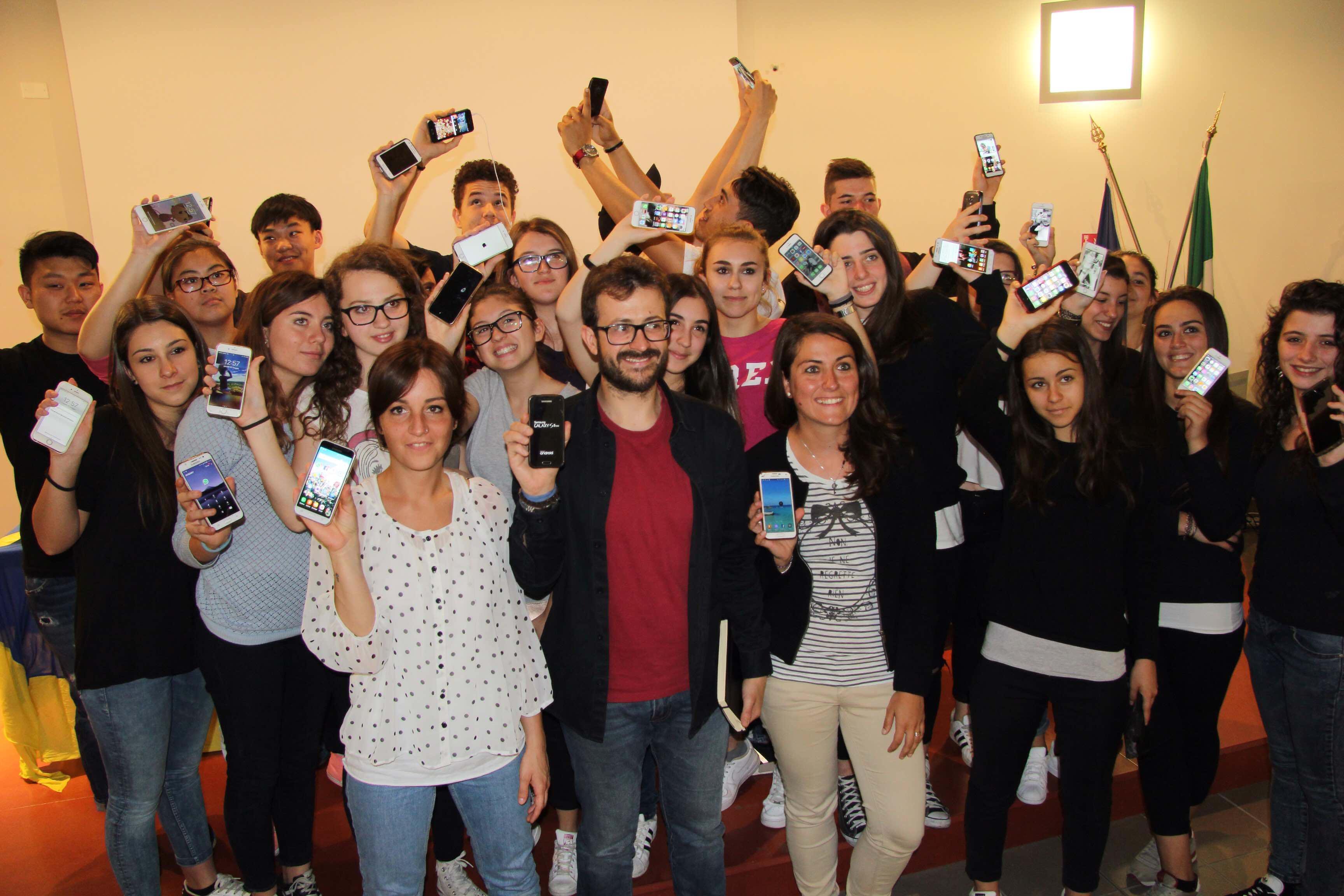 Il professore Marcello Contento insieme agli studenti al termine della settimana senza web e cellulari (foto Batavia)