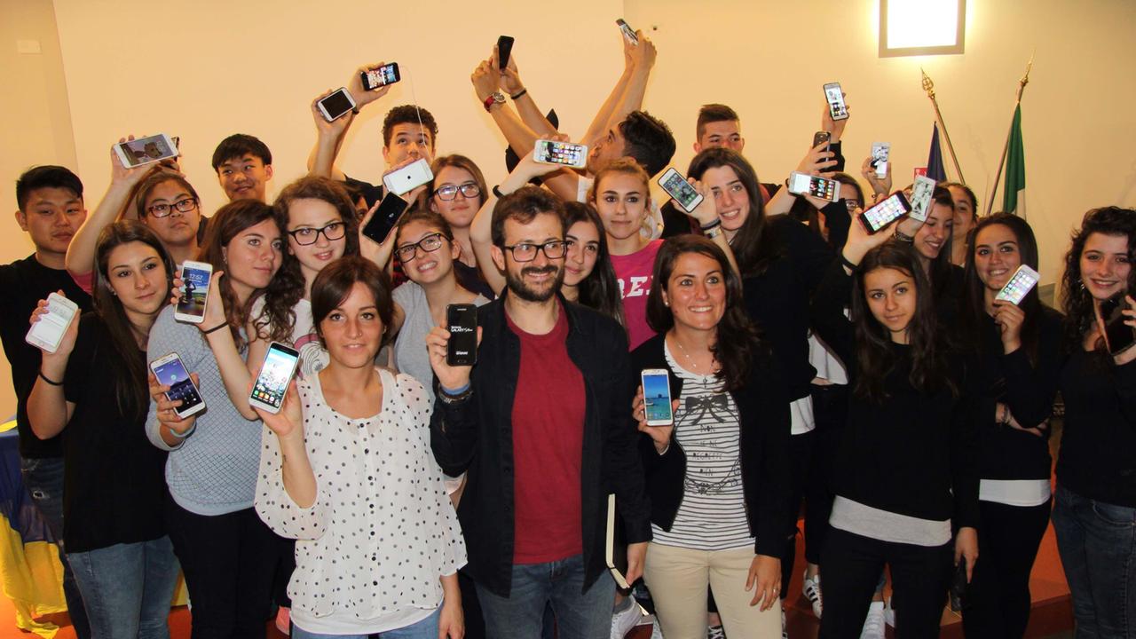 Il professore Marcello Contento insieme agli studenti al termine della settimana senza web e cellulari (foto Batavia)