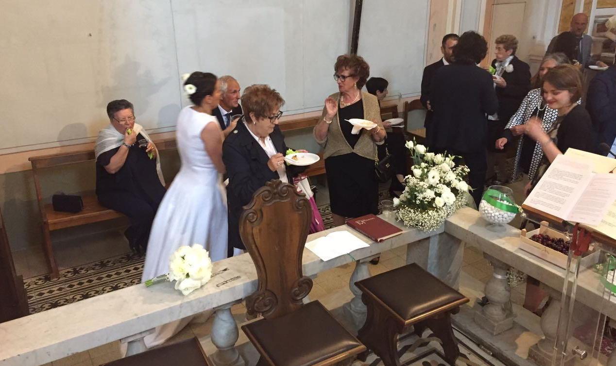La sposa con gli invitati durante il buffet nella chiesa di Marliana