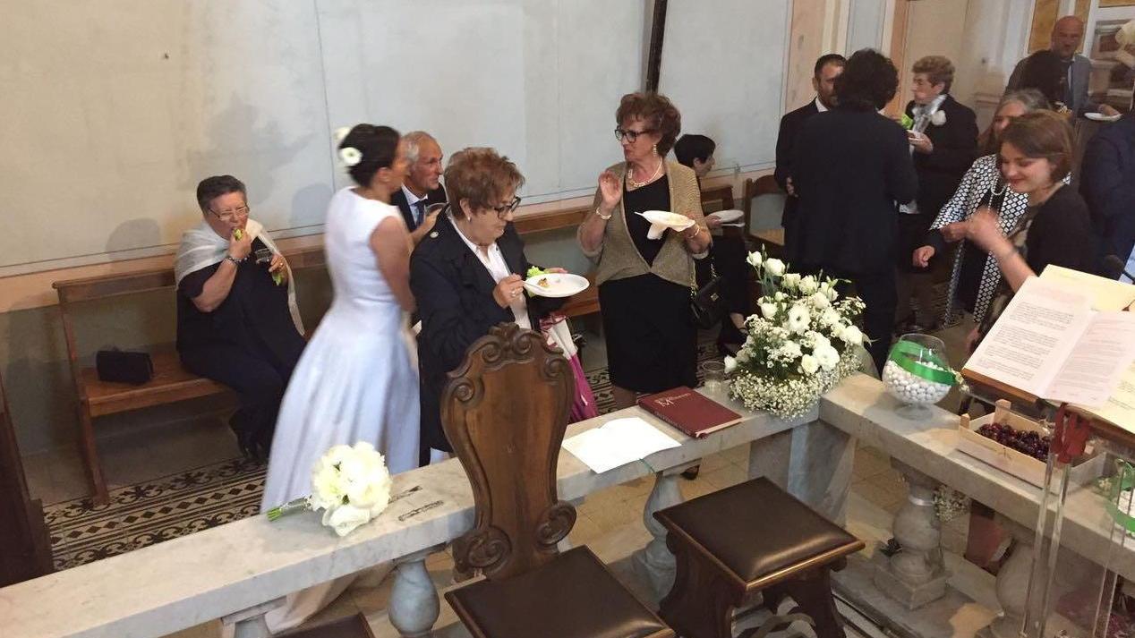 La sposa con gli invitati durante il buffet nella chiesa di Marliana