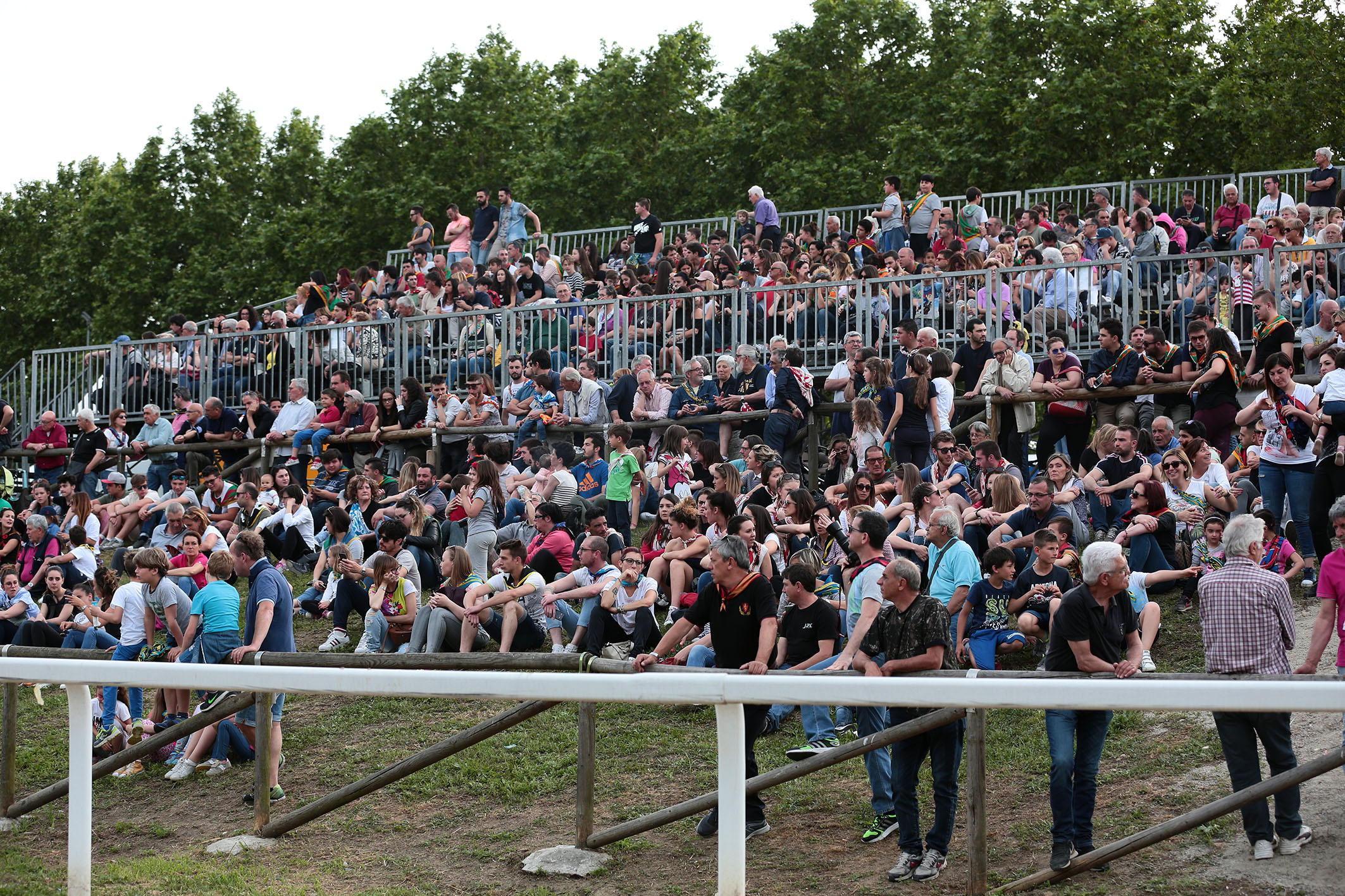 Operaio cade mentre smonta la tribuna del Palio