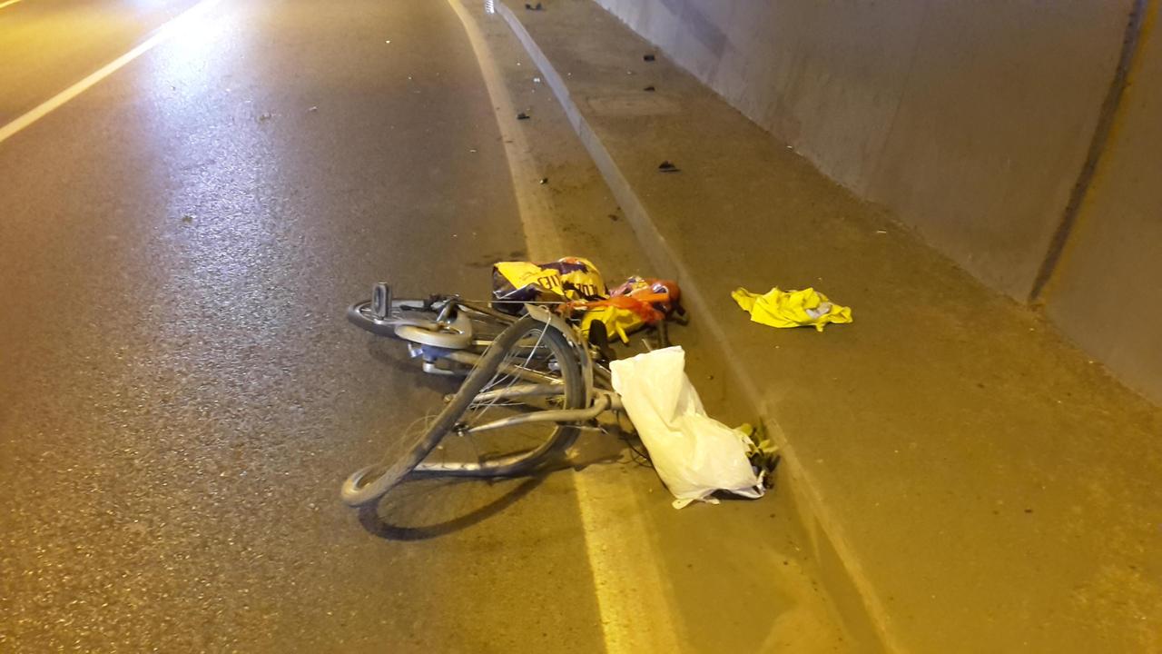 La bicicletta del cinese dopo l'impatto col furgone