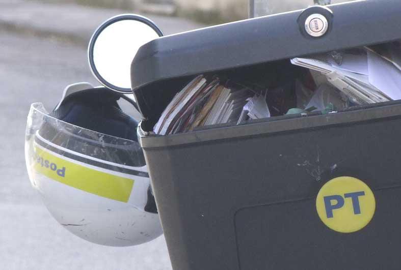 Dipendente delle Poste sottraeva gli oggetti preziosi dalle lettere