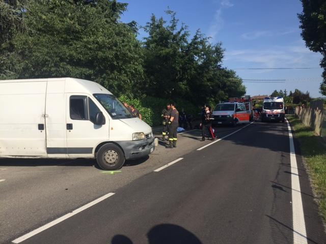 I rilievi dell'incidente dove ha perso la vita un motociclista 39enne