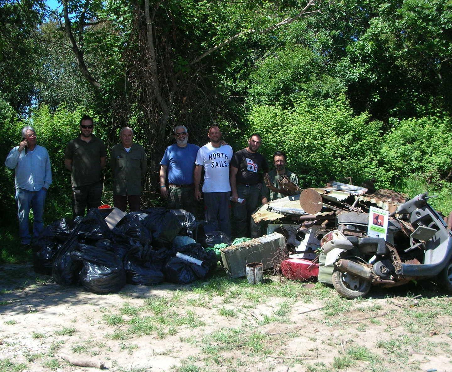 Bosco Anpil ripulito da spazzatura (e scooter)
