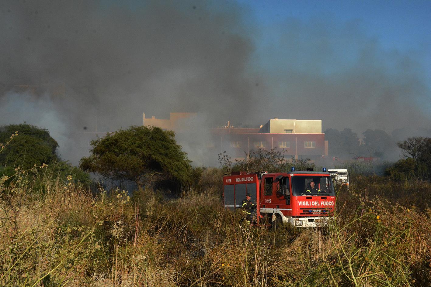Oristano, un incendio minaccia i parcheggi dell'ospedale 