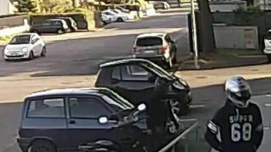 I due rapinatori ripresi dalla telecamere esterna del locale