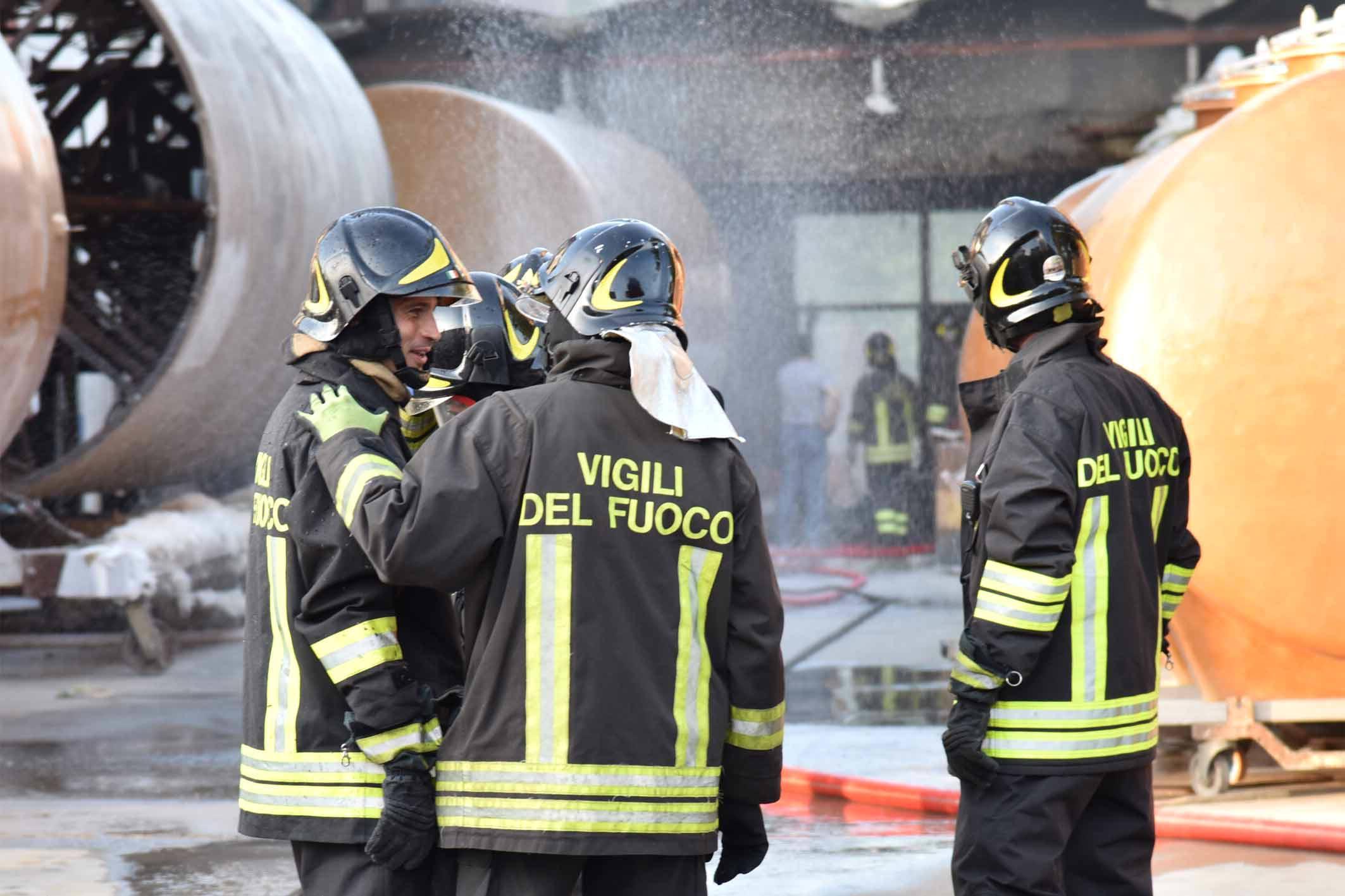 I vigili del fuoco sul luogo dell'incendio