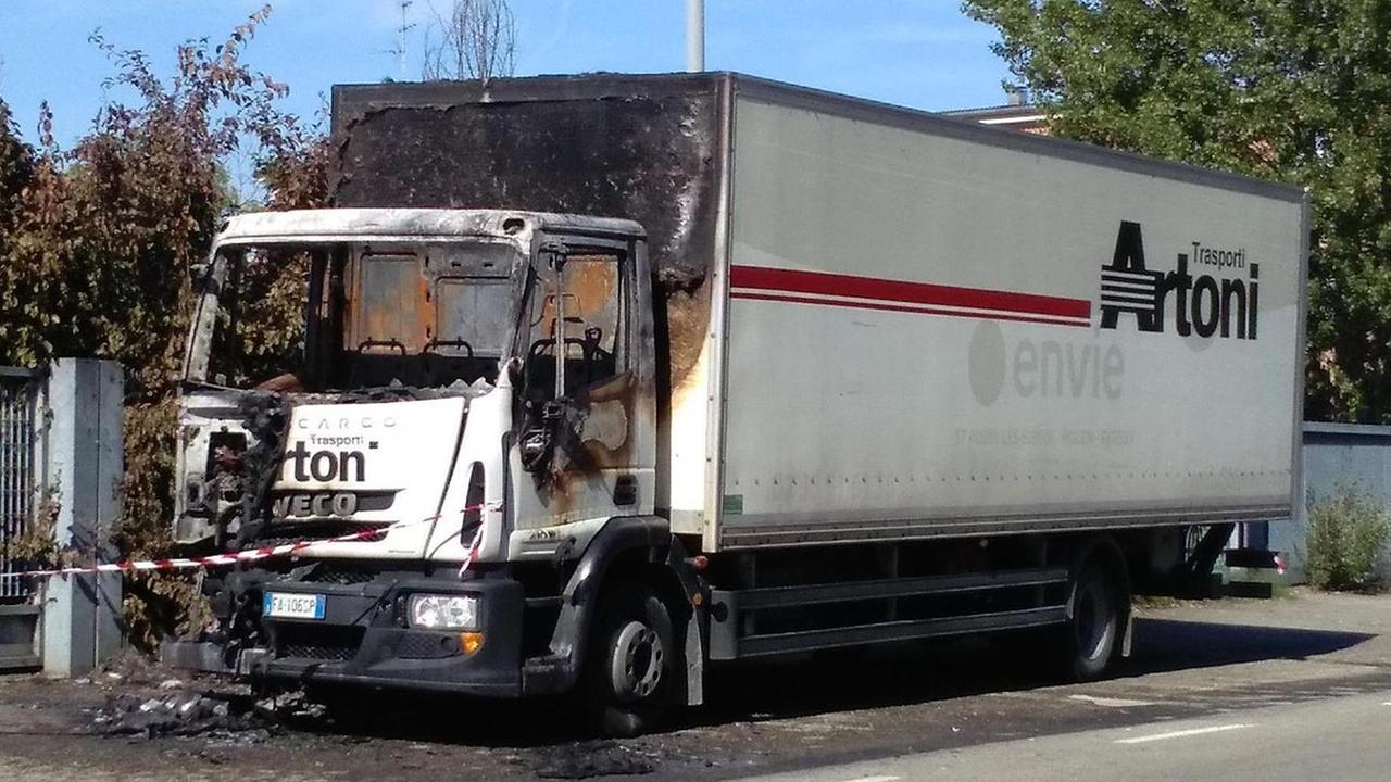 Rogo doloso distrugge camion “Artoni” a Carpi
