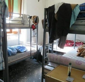 Affittacamere abusivo, letti a castello  in garage e nel lavatoio
