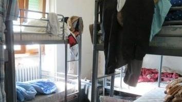 Affittacamere abusivo, letti a castello in garage e nel lavatoio
