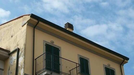 In via Mameli illuminazione accesa anche di giorno