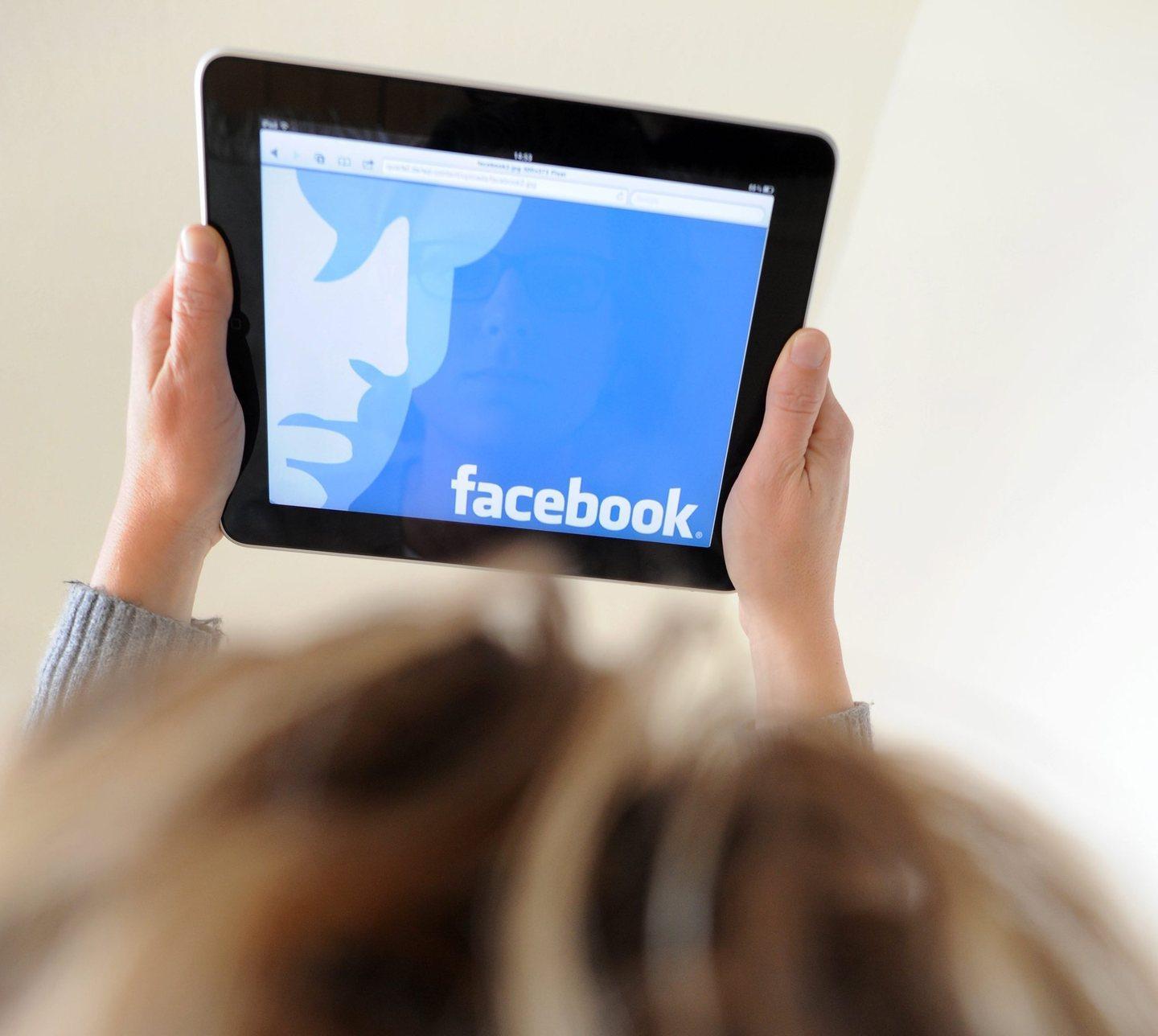 Stretta su Facebook per il Pd: è scontro 