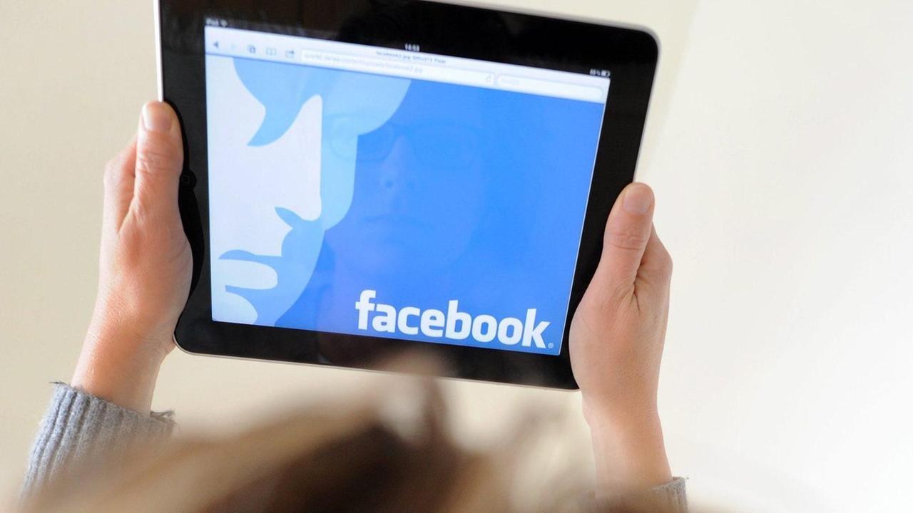 Stretta su Facebook per il Pd: è scontro