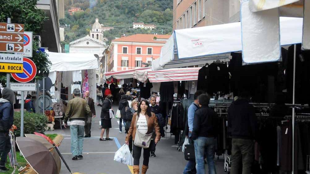 «Bene spostare il mercato alla domenica in centro»